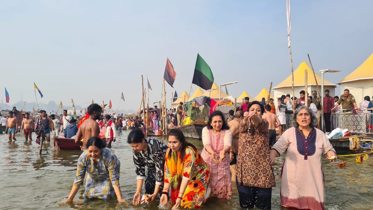 Mukhtar Abbas's wife Seema Naqvi took Sangam bath, worshiped Ganga and took blessings of saints.