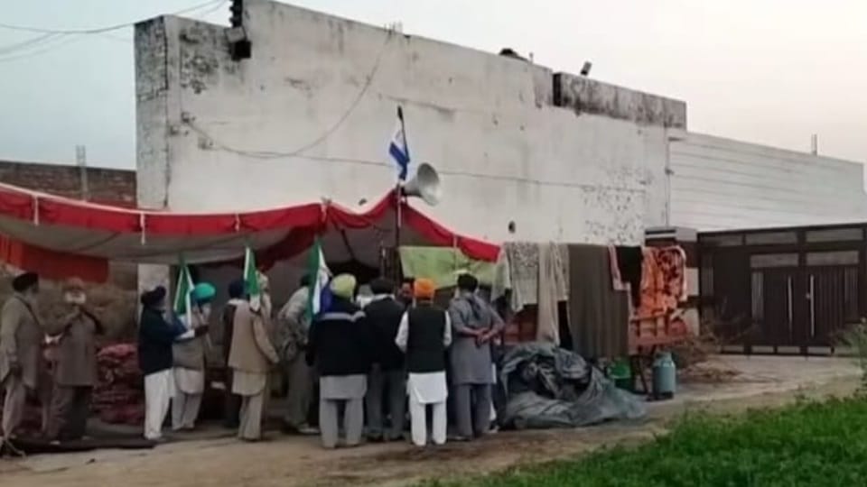 Farmers in Jalandhar set up tent outside agent house