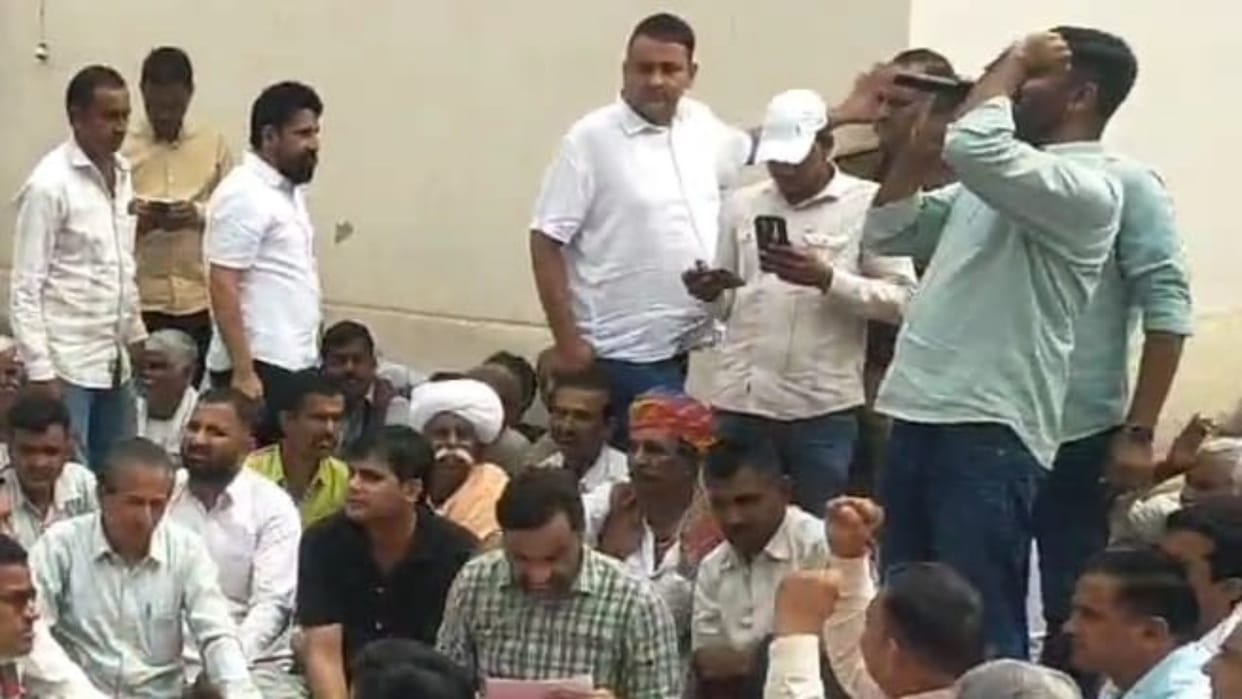 Bikaner: Beniwal cornered the government over death of 3 girls after falling into a tank, warned of agitation