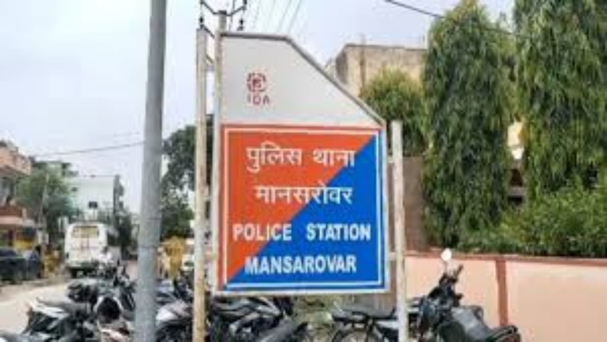 Jaipur: The miscreants escaped after looting twenty lakh rupees, police engaged in search through CCTV footage