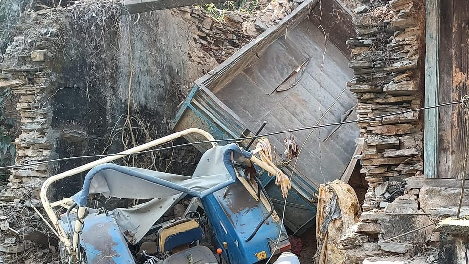 Tractor-trolley parked on the roadside fell on the houses in jhulaghat pithoragarh