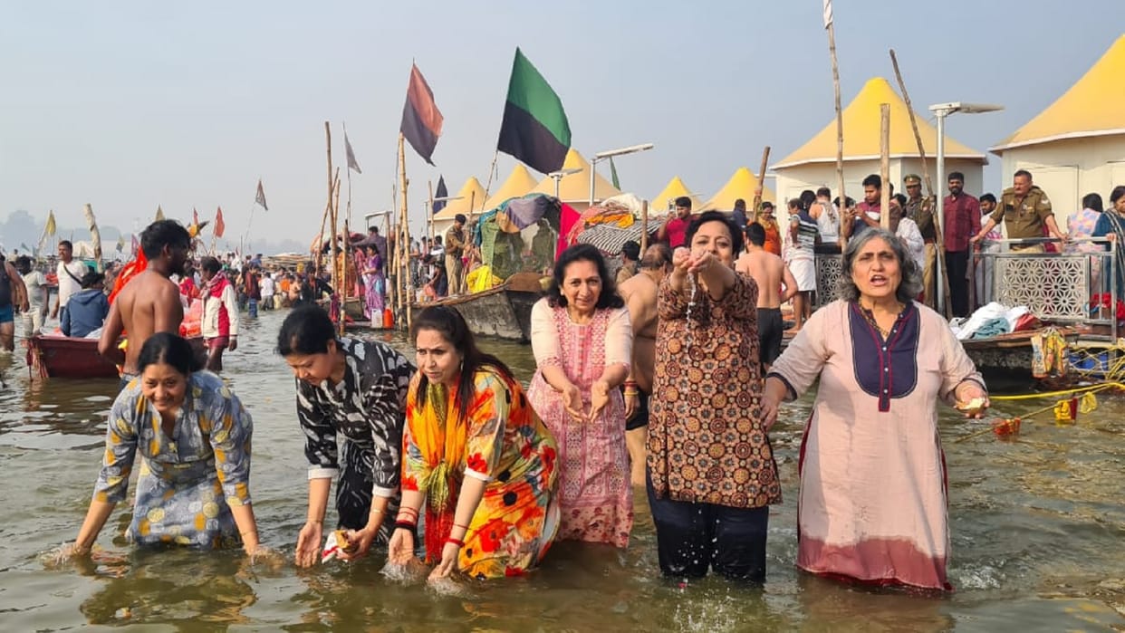 MahaKumbh Seema Naqvi took a dip in Sangam and took blessings of the saints