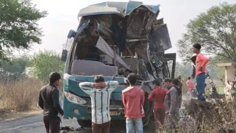 दुर्घटनाग्रस्त बस