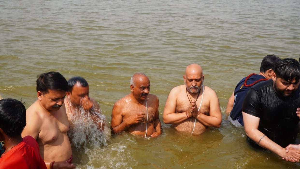 Congress State President Ajay Rai took a dip in Mahakumbh.