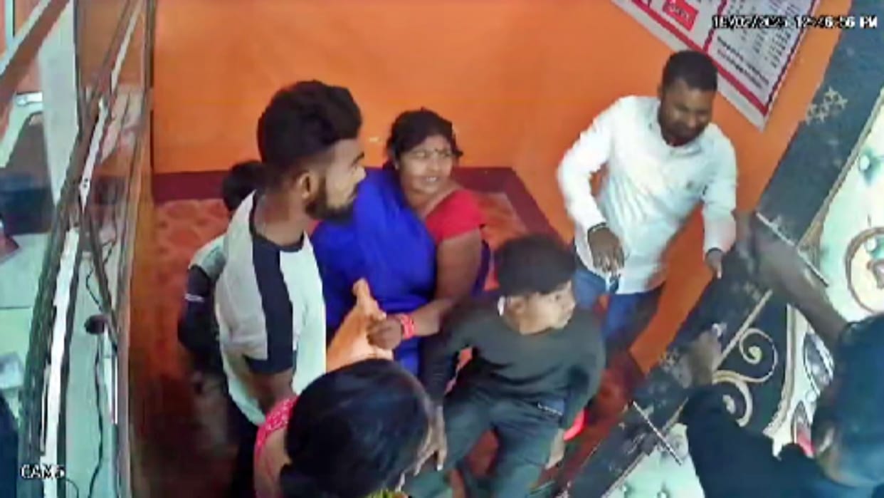 Vaishali: 1.5 lakhs looted in 1.5 minutes at bank CSP at gunpoint in broad daylight; incident captured in CCTV