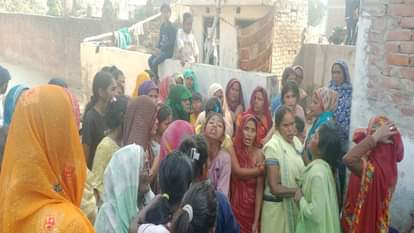 वृद्ध महिला की मौत के बाद रोते-बिलखते परिजन।