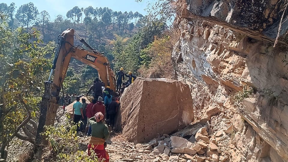 Operator dies after boulder falls on Poklane machine in pithoragarh