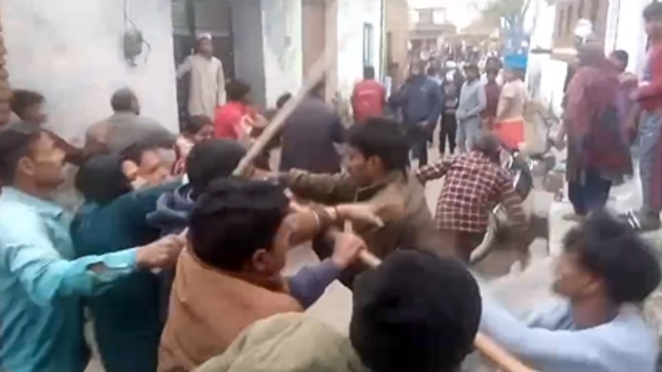 Bijnor: Two sides clashed over kite flying in Gajraula Shiv, sticks were used heavily