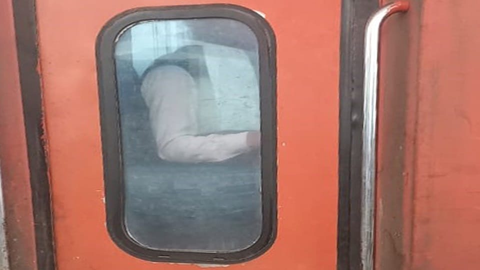 Gates of trains going from Aligarh to Prayagraj are not opening