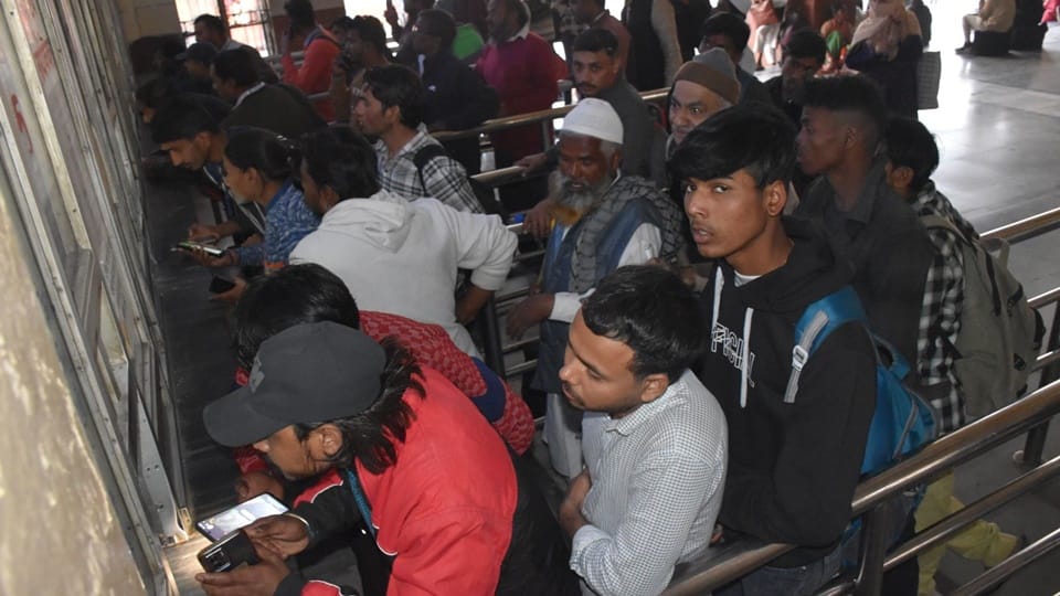 Moradabad: 10 thousand railway tickets are being sold, twice number of passengers are travelling in train