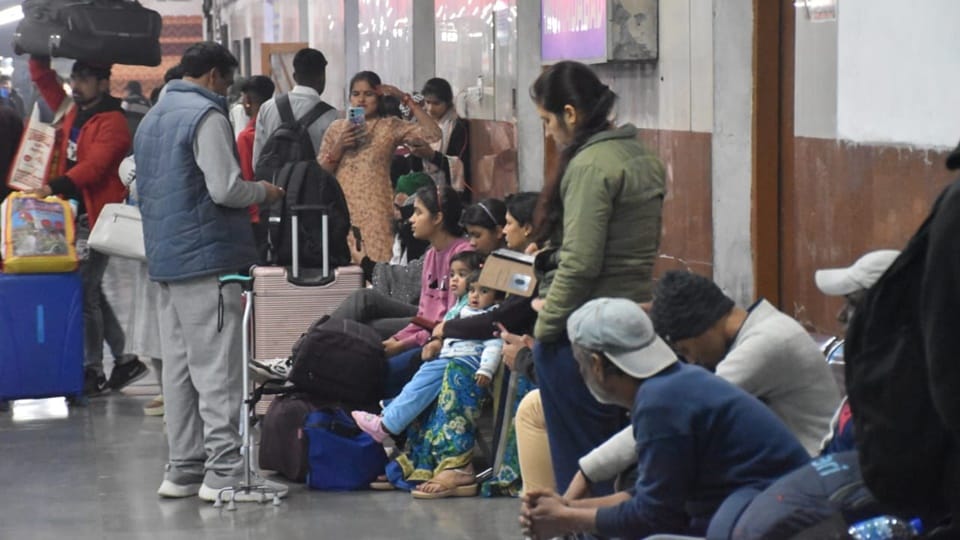 Moradabad: 10 thousand railway tickets are being sold, twice number of passengers are travelling in train