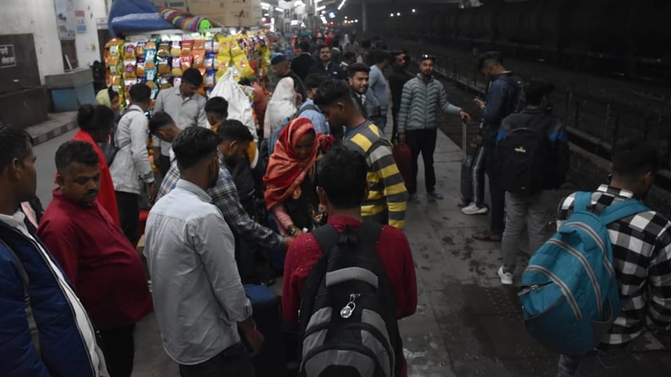 Moradabad: 10 thousand railway tickets are being sold, twice number of passengers are travelling in train