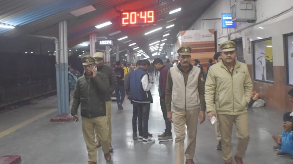 Moradabad: 10 thousand railway tickets are being sold, twice number of passengers are travelling in train