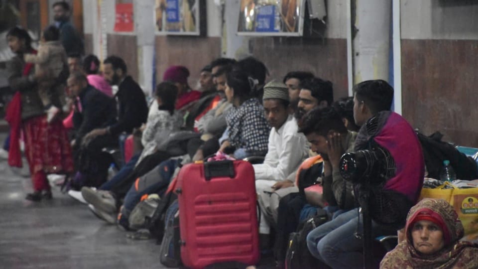 Moradabad: 10 thousand railway tickets are being sold, twice number of passengers are travelling in train