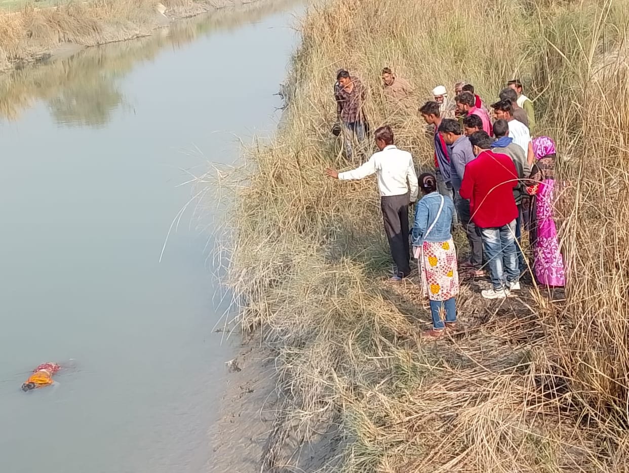 A woman's dead body found floating in Sharda nahar Amethi.