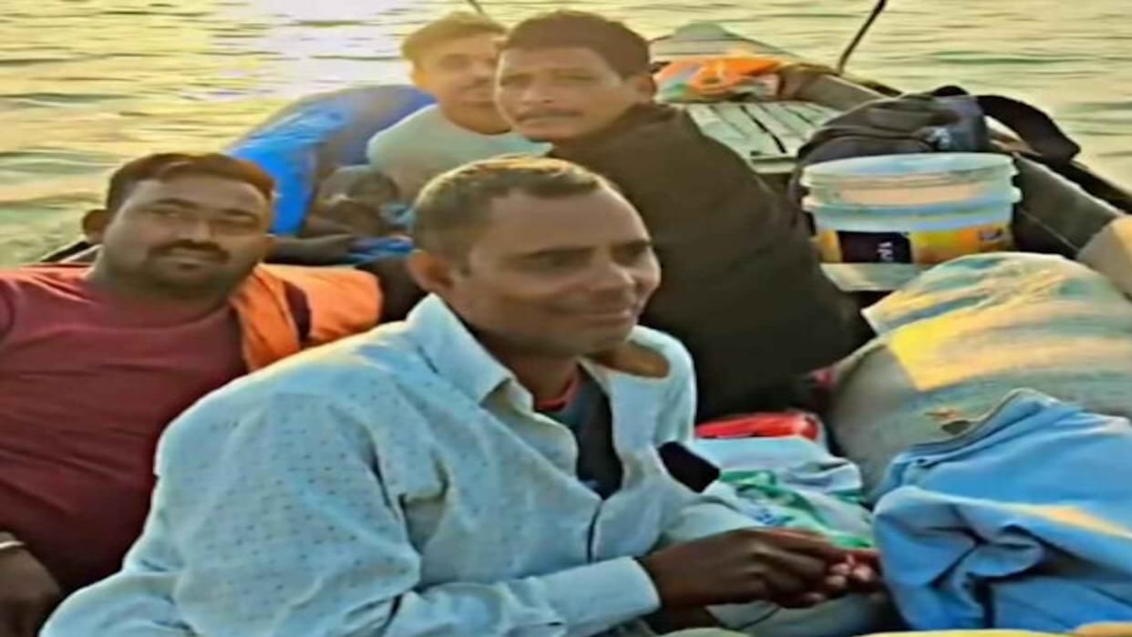 Eight friends reached Sangam after covering a distance of 413 kilometers by boat