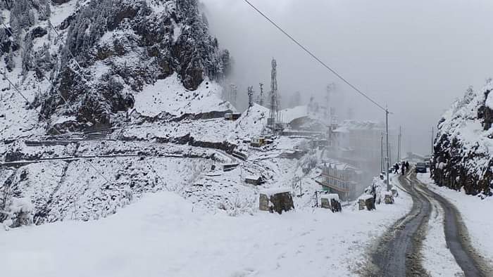 Uttarakhand Weather Heavy Snowfall in Dhanaulti Chakrata Tourist Enjoy See Beautiful Photos