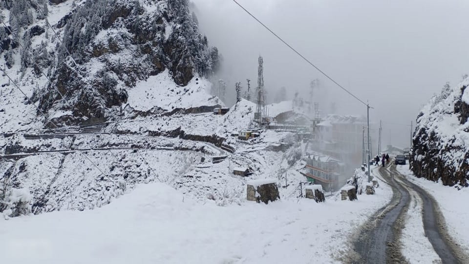 Uttarakhand Weather Heavy Snowfall in Dhanaulti Chakrata Tourist Enjoy See Beautiful Photos