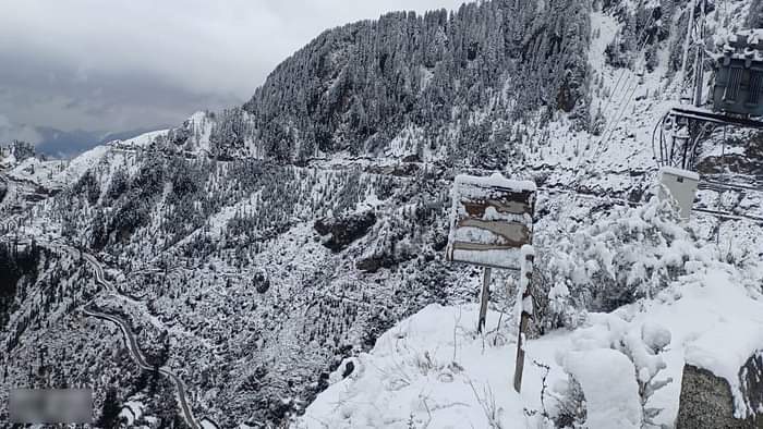 Uttarakhand Weather Heavy Snowfall in Dhanaulti Chakrata Tourist Enjoy See Beautiful Photos