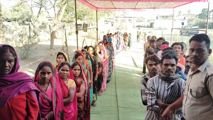 CG Panchayat Chunav Voting Live: दूसरे चरण का मतदान जारी, बूथों के बाहर लगी मतदाताओं की कतार