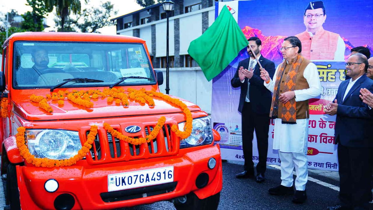 CM Dhami flagged off vehicles carrying disaster relief rescue equipment also released New Year calendar