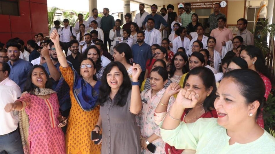 Indore News Medical College Doctors Protest Against Government Ignoring Court and Cabinet Orders