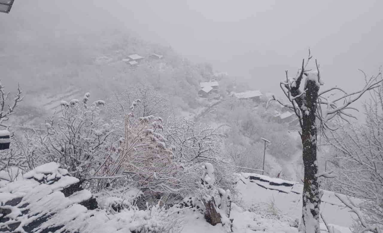 Uttarakhand weather rain snowfall in gangotri Yamunotri Mukhba increased cold Kedarnath Badrinath watch Photos