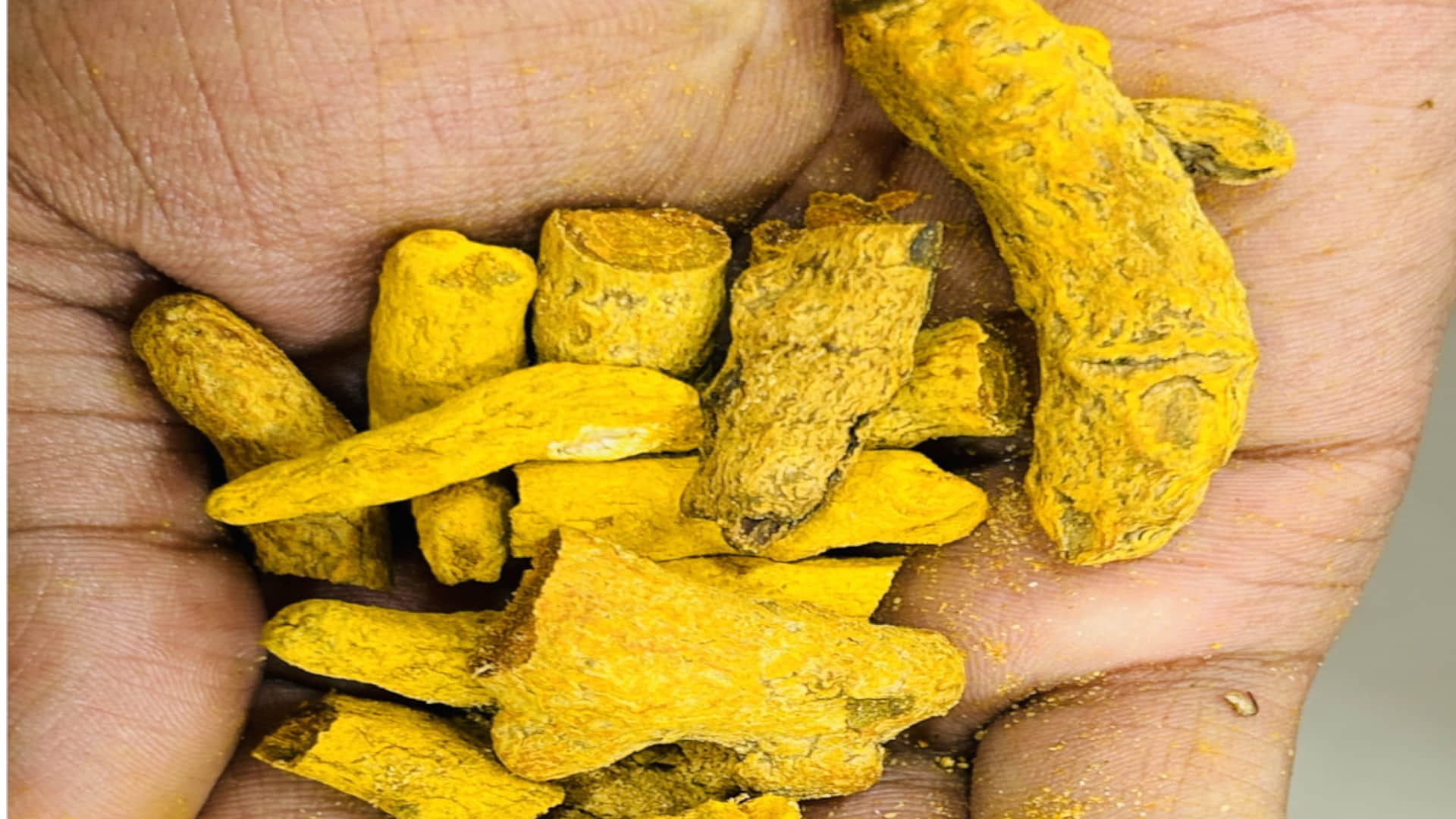 how to make hair black with turmeric full guide in hindi balon ko bina dye ke kala kaise karein