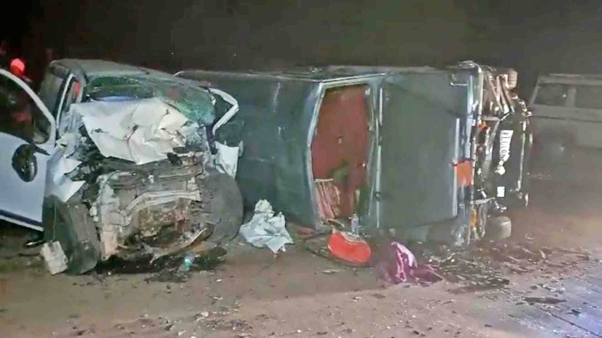 हादसे के बाद हाईवे पर पलटे वाहन।