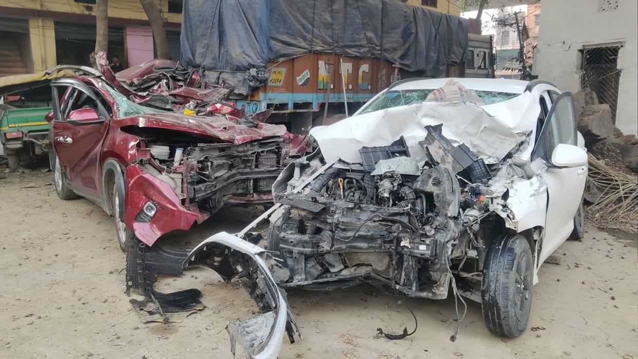 Bhadohi Accident News One devotee died and many people injured in two car accident