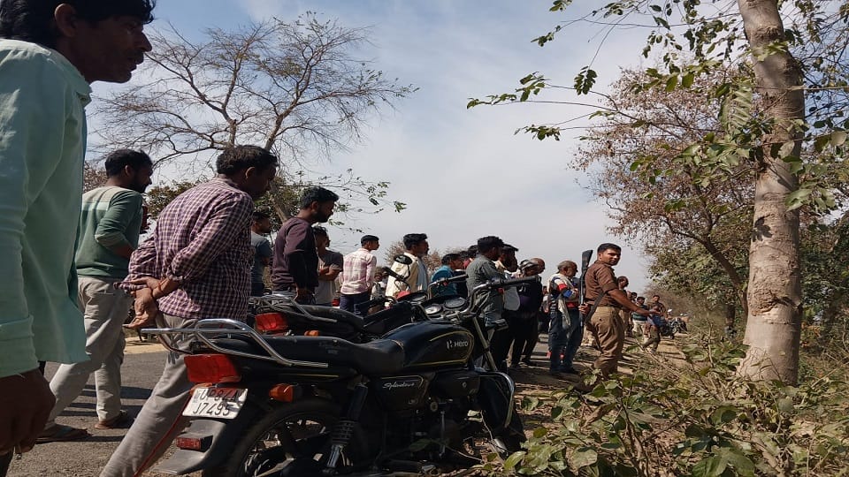 Young man murdered by slitting throat vermilion flowers and other things found scattered near dead body