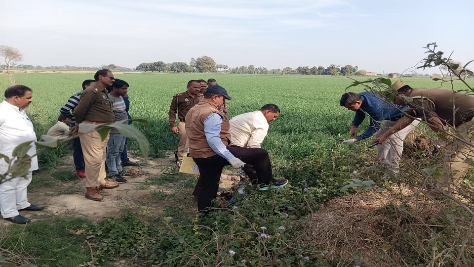 Young man murdered by slitting throat vermilion flowers and other things found scattered near dead body