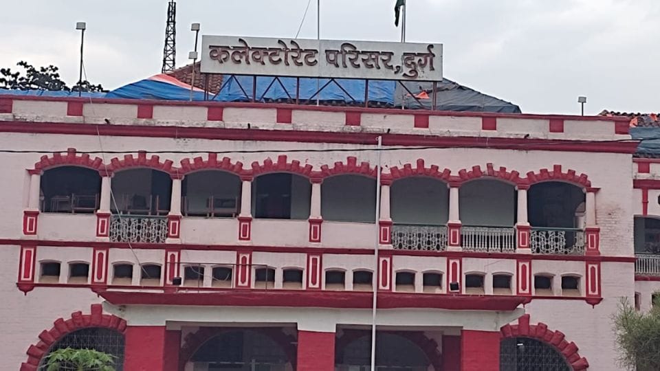 Durg Collector suspended five employees for negligence in election work