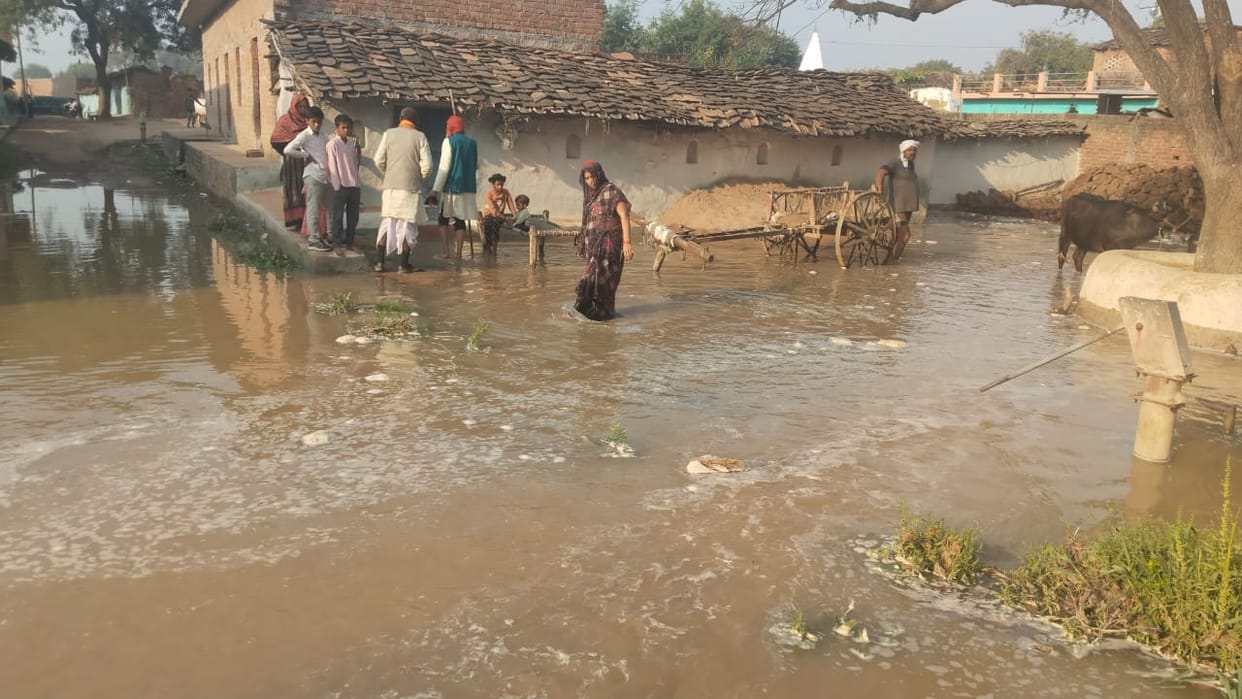 Khasi Purwa submerged due to canal erosion in Banda flood like situation people were in panic