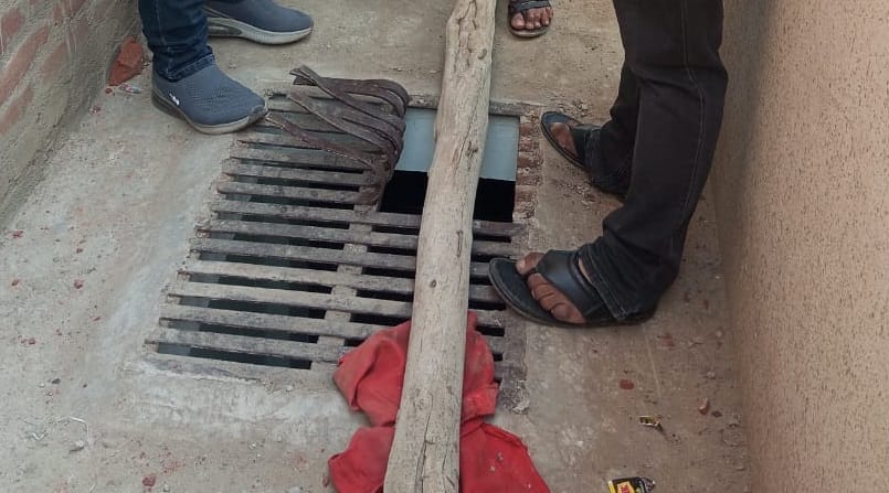 Attempt to steal at a jewellery shop thieves entered by cutting the grille ran away when neighbours made noise