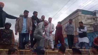 कार्यकर्ताओं के साथ प्रदर्शन करते करन माहरा