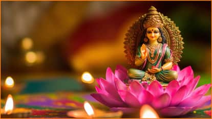 Chant Maa Lakshmi Strotra and Maa Laxmi Chalisa in 2026 for Wealth and Abundance