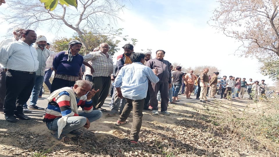 Young man murdered by slitting throat vermilion flowers and other things found scattered near dead body