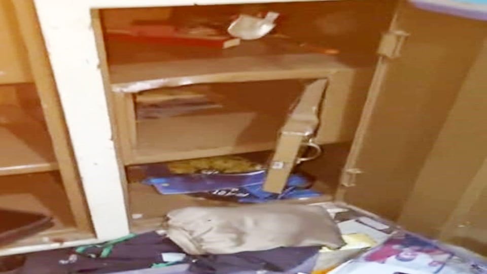 Theft of lakhs from the locked house of a constable