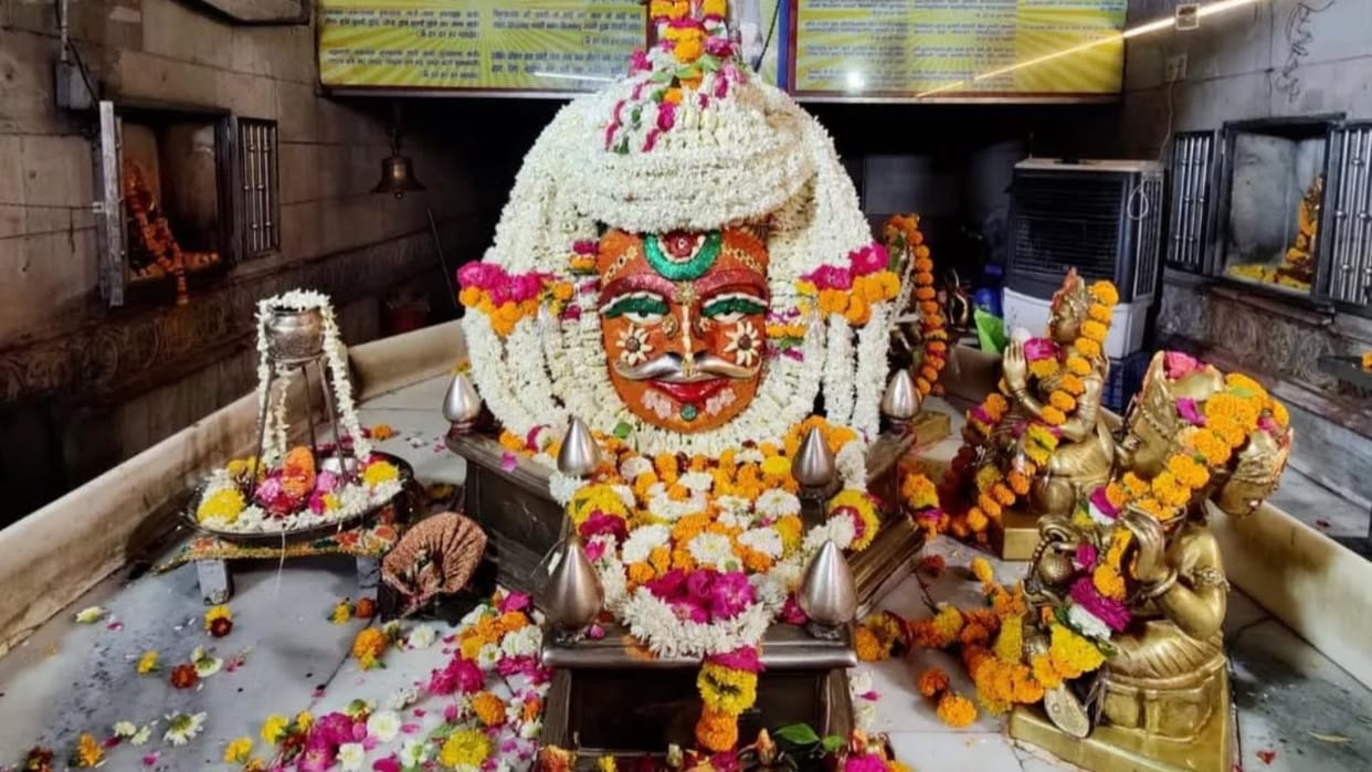 MahaShivratri 2025 Visit Mankameshwar Temple Near Taj Mahal in Agra Know how to Reach Details in Hindi