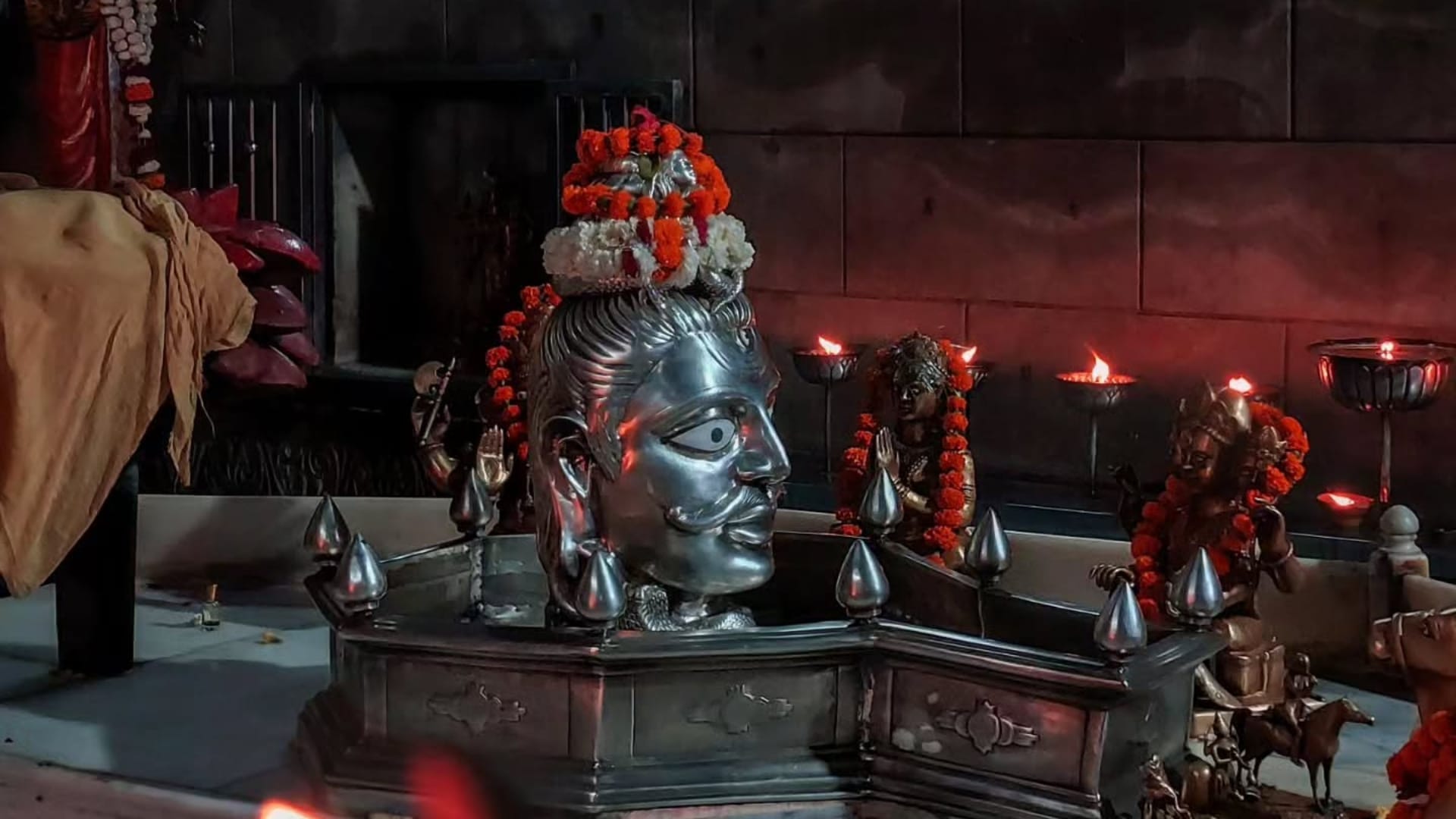 MahaShivratri 2025 Visit Mankameshwar Temple Near Taj Mahal in Agra Know how to Reach Details in Hindi