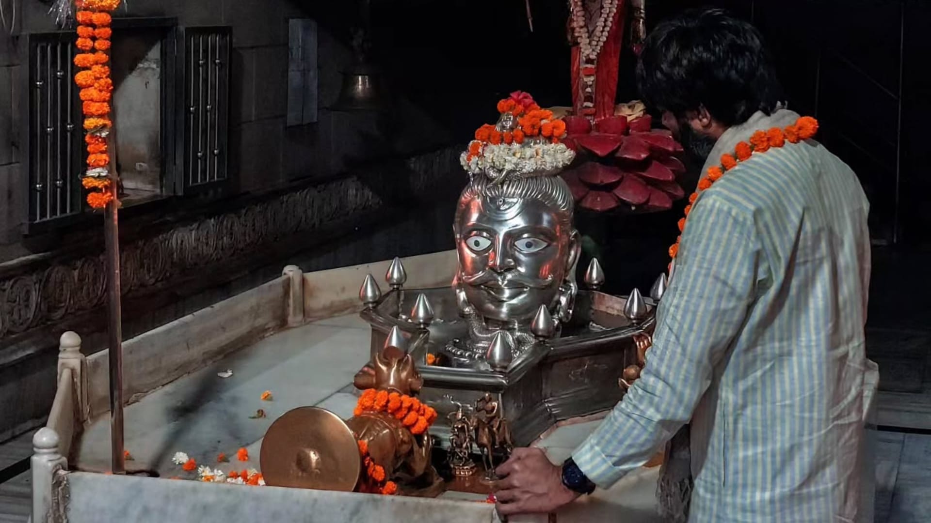 MahaShivratri 2025 Visit Mankameshwar Temple Near Taj Mahal in Agra Know how to Reach Details in Hindi