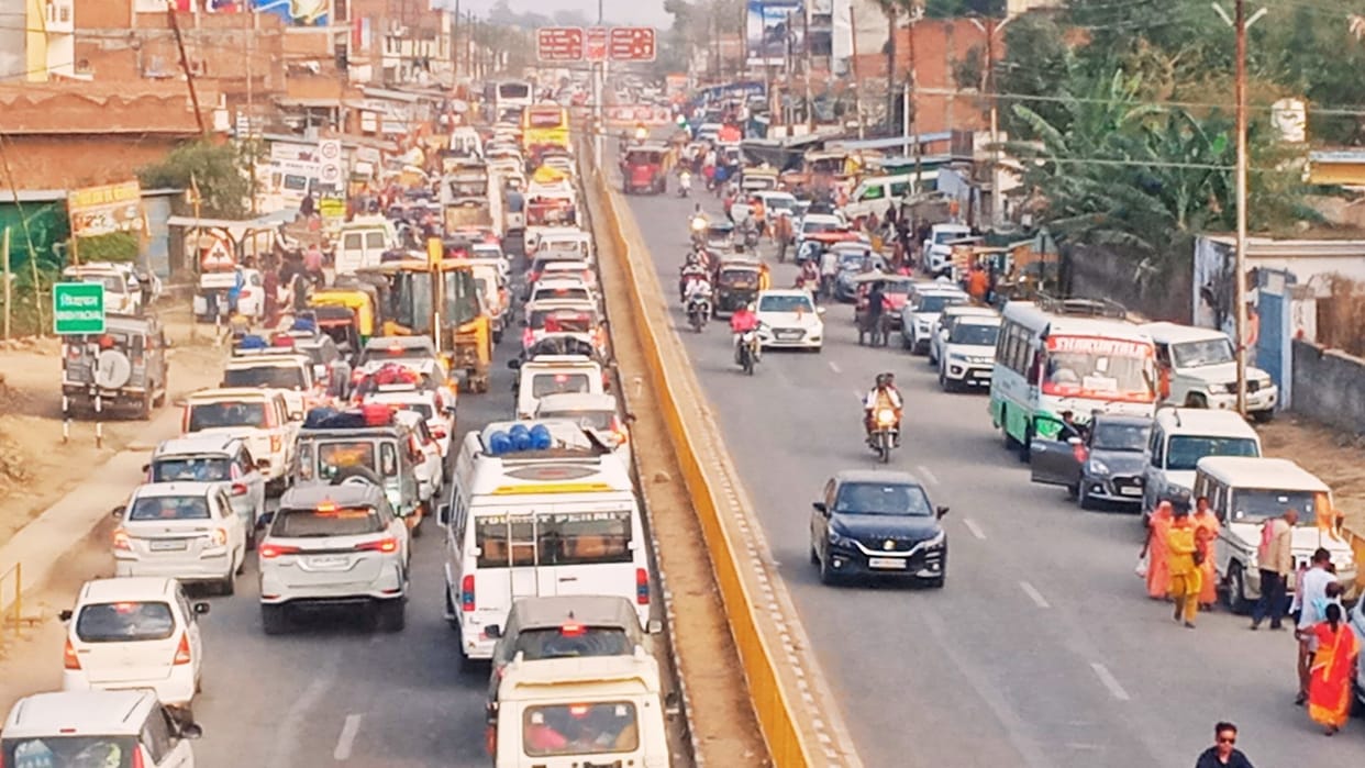 Mahakumbh Vehicles queued up for 9 hours Mirzapur-Prayagraj highway