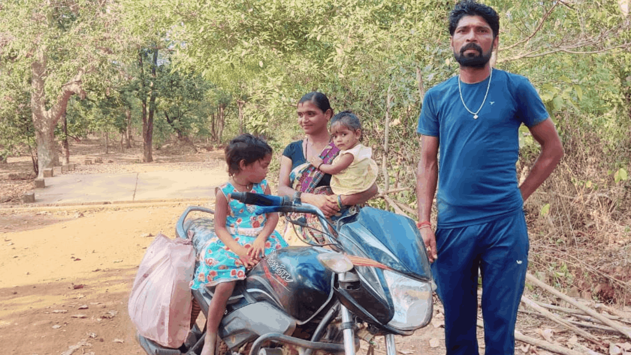 सेंड्रा से संतोष गुरला पत्नी प्रियंका और दो बच्चों के साथ