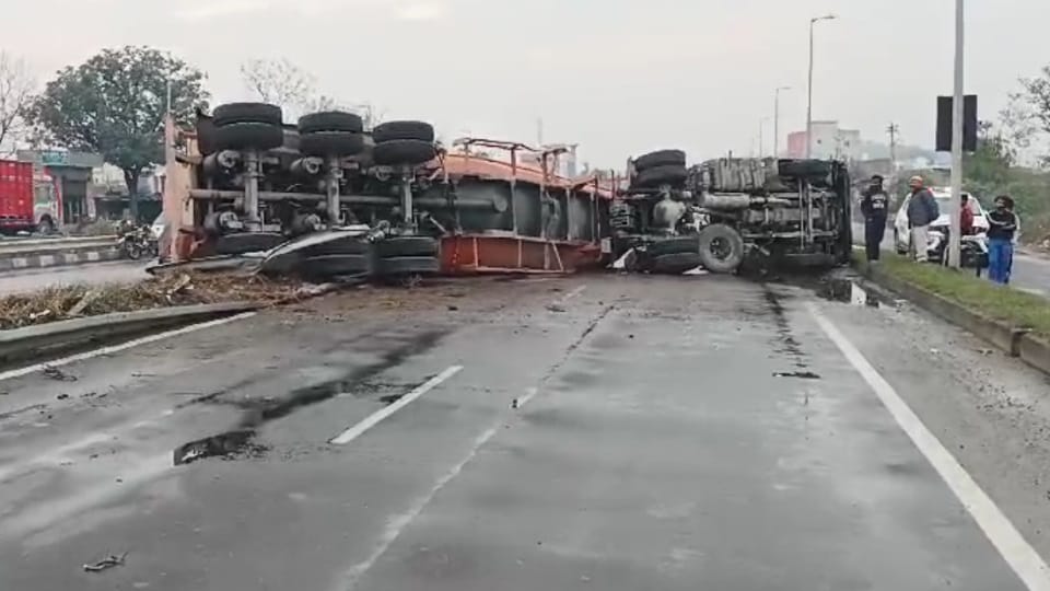 Accident in Pathankot truck loaded with cement overturned while saving cow