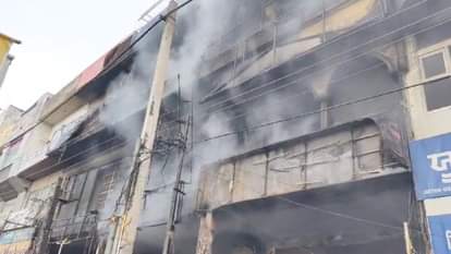 अमृतसर में प्लाईवुड मार्केट में लगी आग