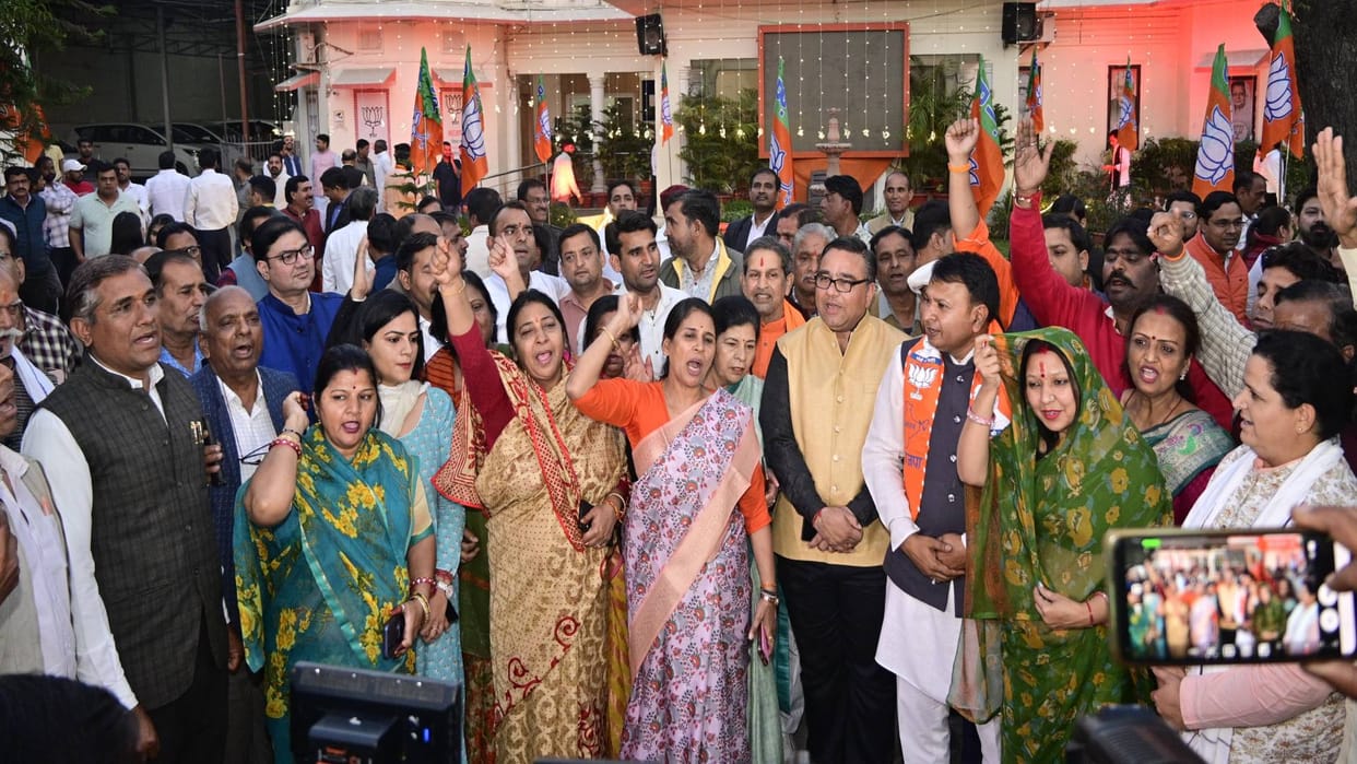 Rajasthan Budget 2025 BJP state office celebrated budget fireworks were held fiercely