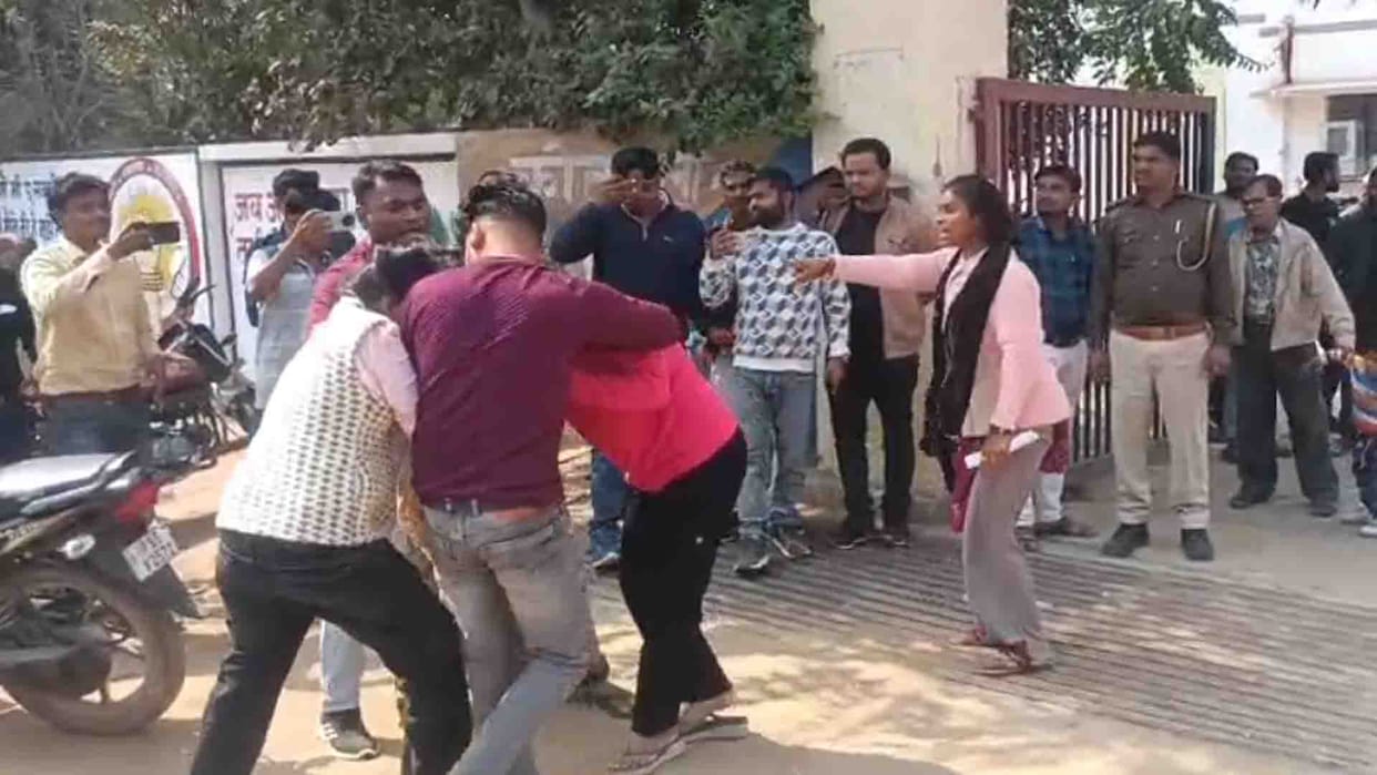 Hamirpur: Fight between sister-in-law of constable and his girlfriend at Kotwali gate