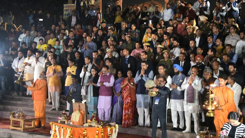 entire cabinet along with CM Rekha Gupta performed Yamuna Aarti