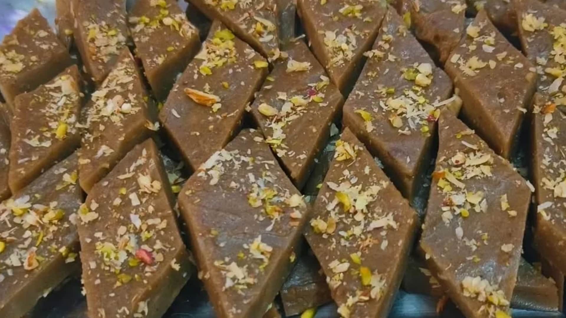 Mahashivratri 2025 Singhare Atte ki barfi recipe in Hindi How to make singhare ke atte ki barfi for Shivratri